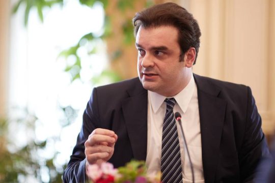 Το σχόλιο του Κ. Πιερρακάκη για το πρωτοσέλιδο της «Εφ.Συν.» και η απάντηση του συντάκτη