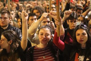 Η φλόγα της εξέγερσης καίει ακόμα και εμπνέει τους αγώνες τού σήμερα