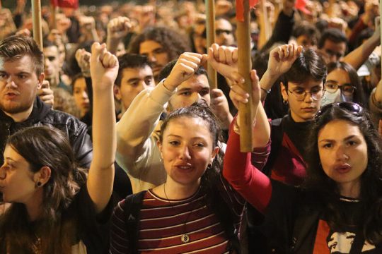 Η φλόγα της εξέγερσης καίει ακόμα και εμπνέει τους αγώνες τού σήμερα