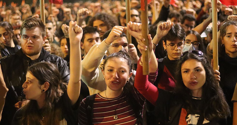 Η φλόγα της εξέγερσης καίει ακόμα και εμπνέει τους αγώνες τού σήμερα