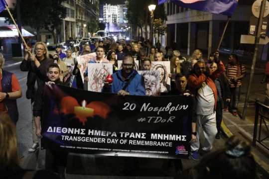 Συγκίνηση στη σιωπηλή πορεία για τα θύματα τρανς