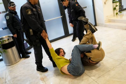 «Πήραν σηκωτούς» διαδηλωτές κατά της κλιματικής αλλαγής στην Πορτογαλία
