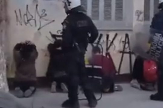 Εικόνες ντροπής με προσαχθέντες στα γόνατα και δεμένους πισθάγκωνα [βίντεο]