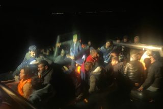 Βίαιη επαναπροώθηση από το Ελληνικό Λιμενικό καταγγέλλουν οι 110 πρόσφυγες που είχαν «χαθεί»