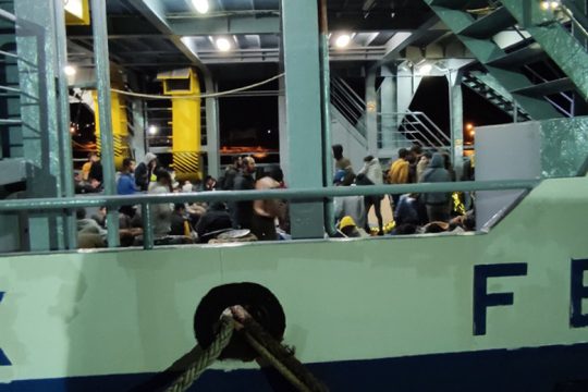Ντροπή η διαμονή των προσφύγων σε φέρι μποτ στην Παλαιόχωρα