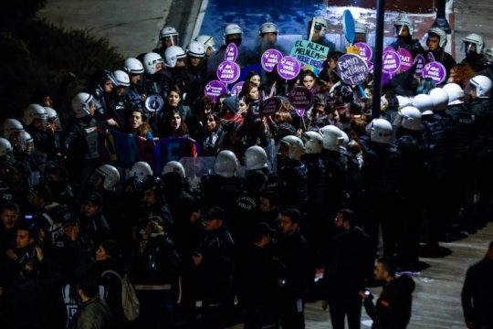 Δεκάδες συλλήψεις σε διαδήλωση στην Κωνσταντινούπολη για την εξάλειψη της βίας κατά των γυναικών