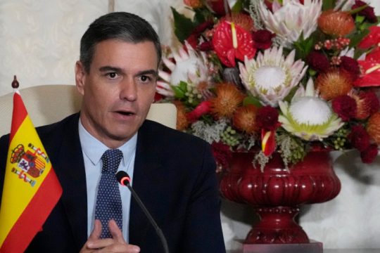 Πλέγμα προστασίας για τους δανειολήπτες προωθεί η κυβέρνηση Σάντσεθ