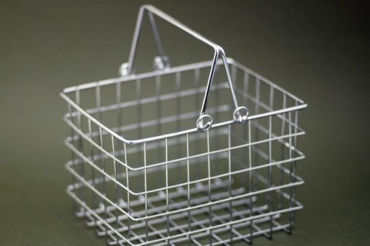 Κυβερνητικές τυμπανοκρουσίες για το «καλάθι», σφυροκόπημα από την αντιπολίτευση