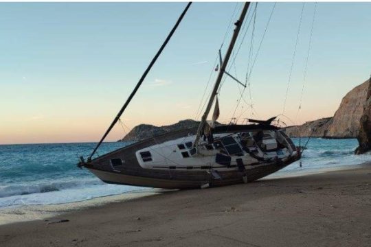 Προσαραγμένο ιστιοφόρο σε απόκρημνη ακτή της Κεφαλονιάς