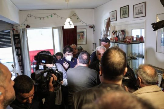 Τραμπούκικη έφοδος στο σπίτι της Ιωάννας Κολοβού