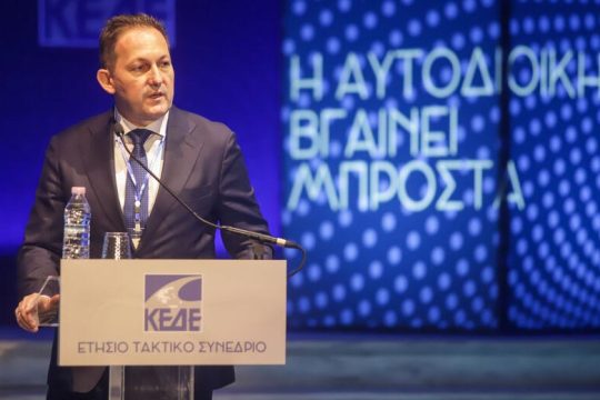 Ο Πέτσας θέλει δήμους στις ράγες της κυβέρνησης