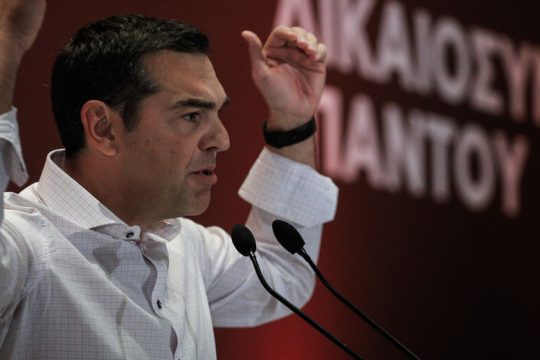 Η Κουμουνδούρου εντείνει το σφυροκόπημα προς την κυβέρνηση