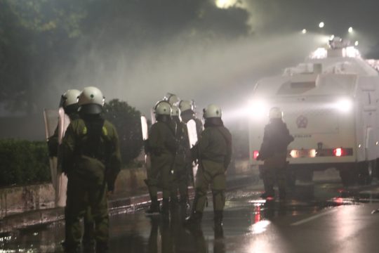 Βίντεο καταγράφει αστυνομικό να πετά δακρυγόνο σε κλειστό χώρο του ΑΠΘ