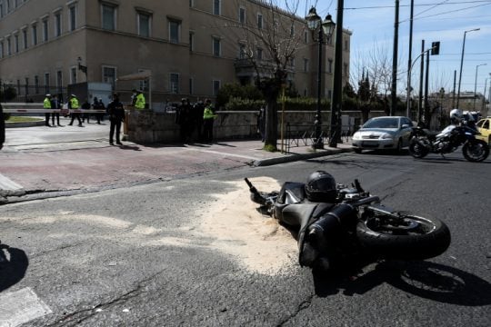 Εξώφθαλμες αντιφάσεις στην υπόθεση του τροχαίου έξω από τη Βουλή