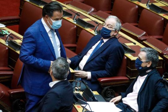 Υπάρχει κρίση δημοκρατίας; – Κόντρα Τσακαλώτου – Γεωργιάδη στη Βουλή