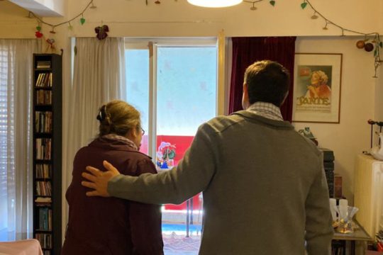 Ο Αλ. Τσίπρας στο σπίτι της Ι. Κολοβού: Η αλληλεγγύη η πιο καλή πόρτα ασφαλείας