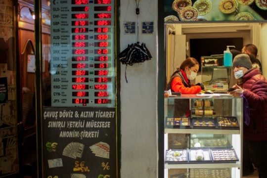 Η τουρκική κεντρική τράπεζα μειώνει ξανά τα επιτόκια παρά τον υψηλό πληθωρισμό