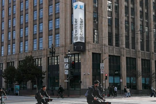 Ο Μασκ μειώνει το προσωπικό του Twitter στο μισό, επικαλούμενος απώλειες εσόδων