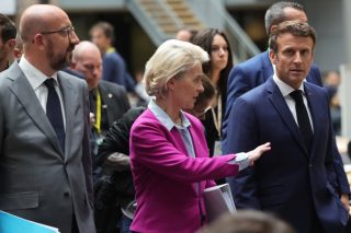 Μετά την απειλή βέτο, η Κομισιόν υπόσχεται τώρα πλαφόν