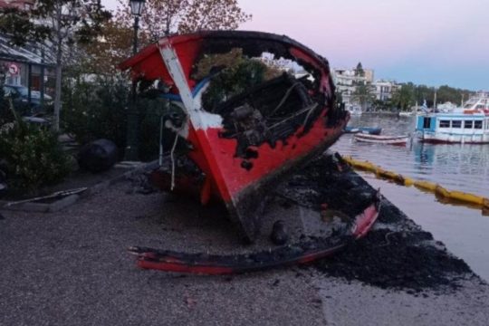 Πυρκαγιά σε λάντζα στην προβλήτα του λιμένα Γαλατά