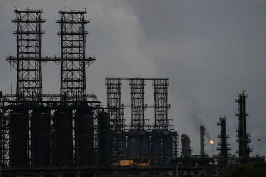 Χαλάρωση κυρώσεων στο πετρέλαιο από τη Βενεζουέλα ανακοίνωσε ο Μπάιντεν