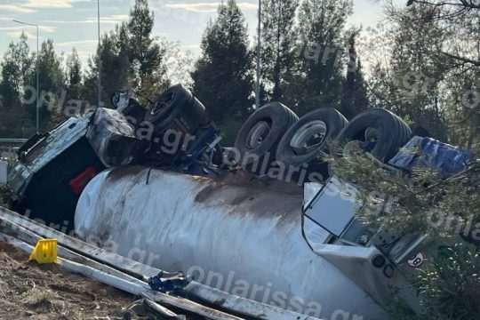 Μικρή διαρροή εύφλεκτου υλικού από βυτιοφόρο που ανετράπη έξω από τη Λάρισα