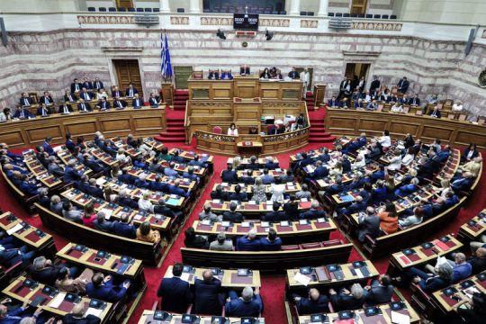 Δημοσκόπηση: Κλείνει κι άλλο η ψαλίδα Ν.Δ. με ΣΥΡΙΖΑ