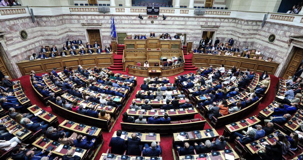 Δημοσκόπηση: Κλείνει κι άλλο η ψαλίδα Ν.Δ. με ΣΥΡΙΖΑ