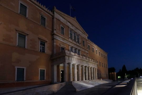 Κινδυνεύει η ελληνική δημοκρατία; Από ποιους και γιατί;