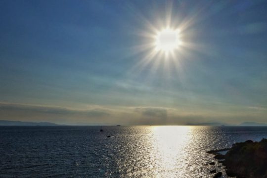 Βροχές στα δυτικά, αλλά και υψηλές για την εποχή θερμοκρασίες