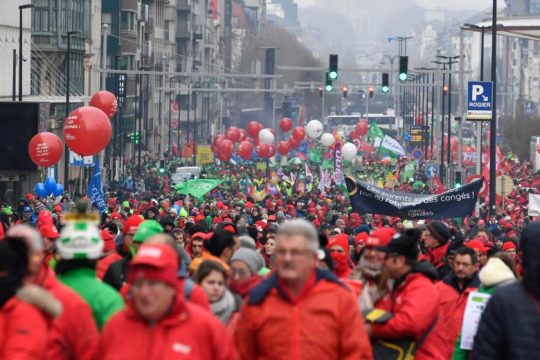 Αυξήσεις και μέτρα ενάντια στην νέα κρίση ζήτησαν χιλιάδες Βέλγοι