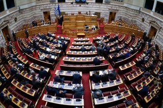 Ψήφιση προϋπολογισμού στη σκιά των σκανδάλων