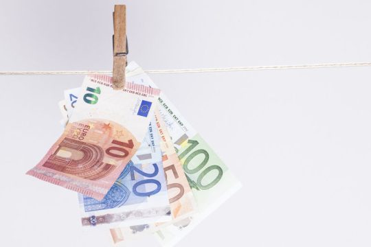 Εως 18 μήνες η δέσμευση λογαριασμών και θυρίδων