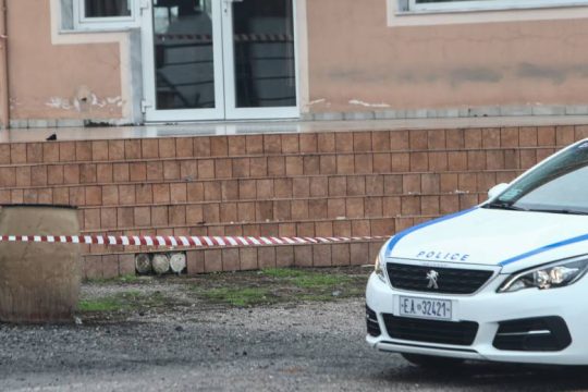 Καρφωμένη σε πόρτα ξενοδοχείου η 2η σφαίρα κατά του 16χρονου Ρομά