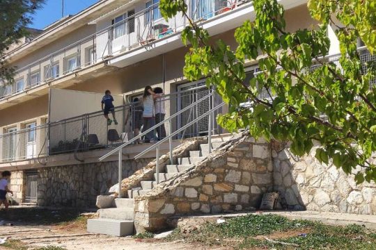 Τραγικές συνθήκες στη δομή φιλοξενίας Παίδων Πεντέλης