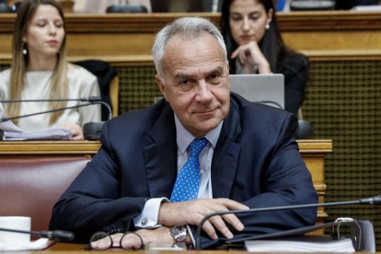 Στον πάγο βάζει παρακρατηθέντα κονδύλια των ΟΤΑ