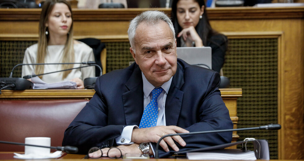 Στον πάγο βάζει παρακρατηθέντα κονδύλια των ΟΤΑ