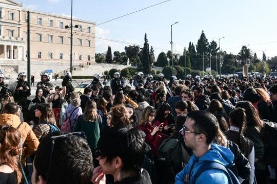 Mαζική πορεία καλλιτεχνών, μαθητών και σπουδαστών ενάντια στο απαράδεκτο διάταγμα