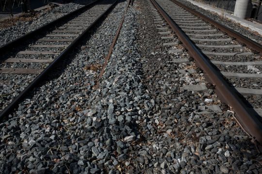 Τρένο χτύπησε αυτοκίνητο κοντά στον σταθμό Τρικάλων