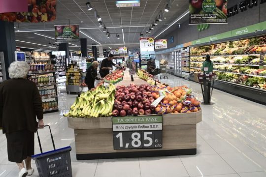 Πέφτει ο πληθωρισμός, ακριβαίνουν τα τρόφιμα
