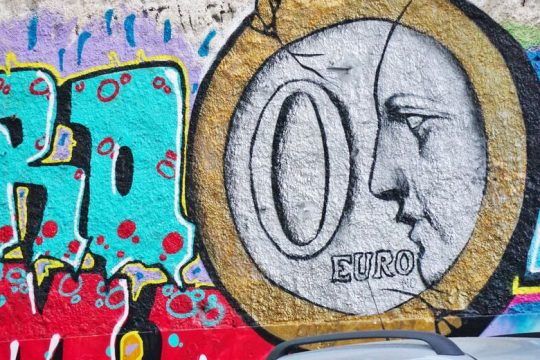 Το δημόσιο χρέος μάς περιμένει στη… γωνία
