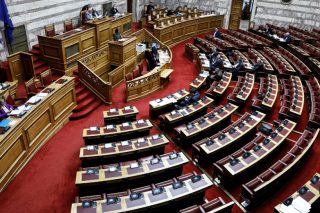 Βροχή τροπολογιών με «δώρα» σε… φίλους