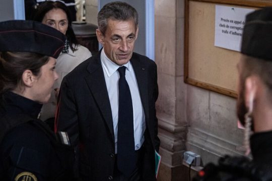 Στο «σκαμνί» ο Σαρκοζί για παράνομη χρηματοδότηση από τη Λιβύη της προεκλογικής του εκστρατείας το 2007