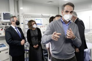 Το σκοτάδι του «Παπανικολάου» φωτίζει τον κατήφορο του ΕΣΥ