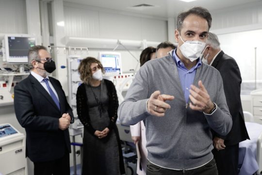 Το σκοτάδι του «Παπανικολάου» φωτίζει τον κατήφορο του ΕΣΥ