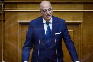 Ηγετική εμφάνιση Δένδια στη Βουλή