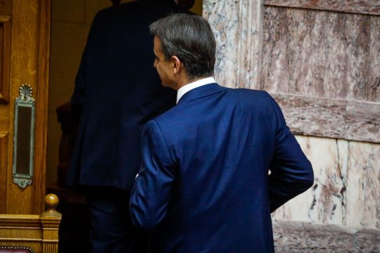 Το έσκασε σαν (υπο)κλέφτης από τη Βουλή