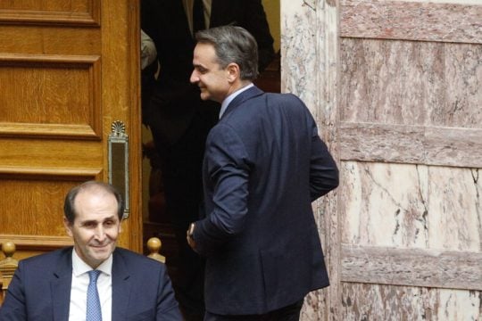 Με την πλάτη στον τοίχο ο Μητσοτάκης