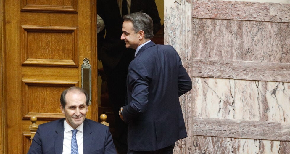 Με την πλάτη στον τοίχο ο Μητσοτάκης