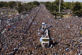 «Η μπάλα σού ορκίστηκε παντοτινή αγάπη, Λιονέλ»